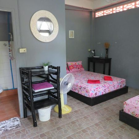 Same Same Guesthouse, Bar & Restaurant (Adults Only) Haad Rin Exterior photo