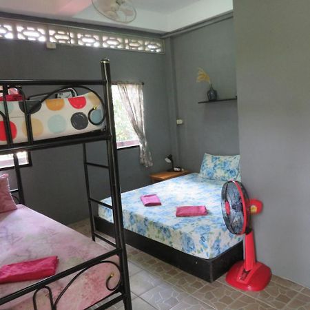 Same Same Guesthouse, Bar & Restaurant (Adults Only) Haad Rin Exterior photo